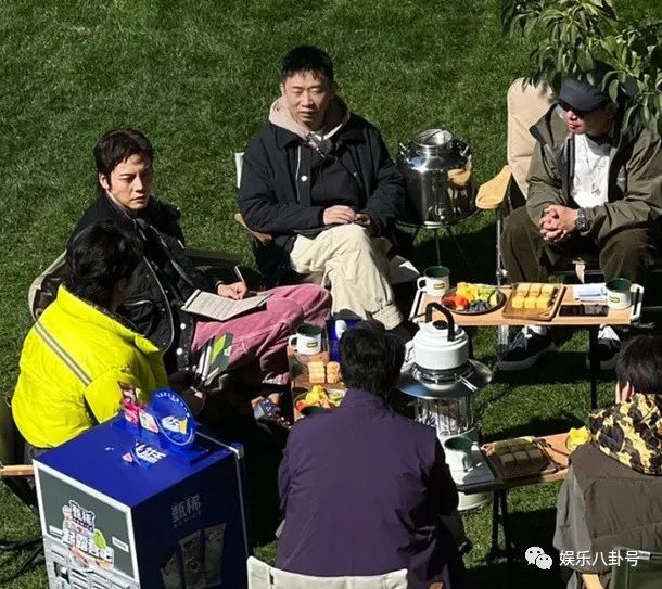 陳偉霆放飛自我,，和楊迪等人一起去野營，看起來普通似路人